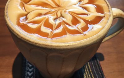 キッチン背面壁に「馬目地」の白タイル